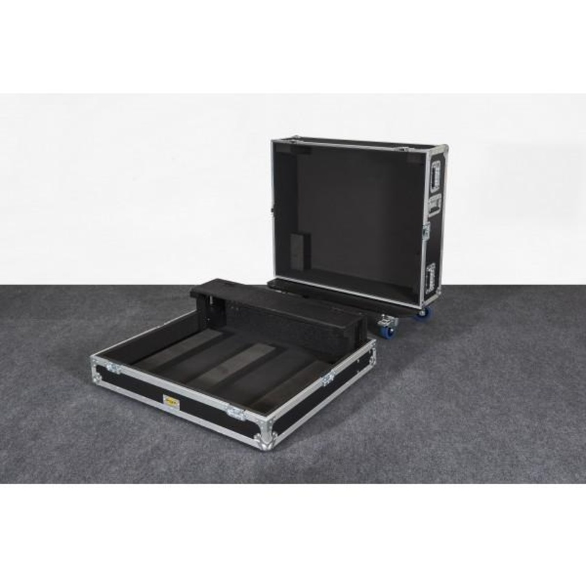 ShowCase M32 Live Console Flight Case on Wheels with Dogbox
